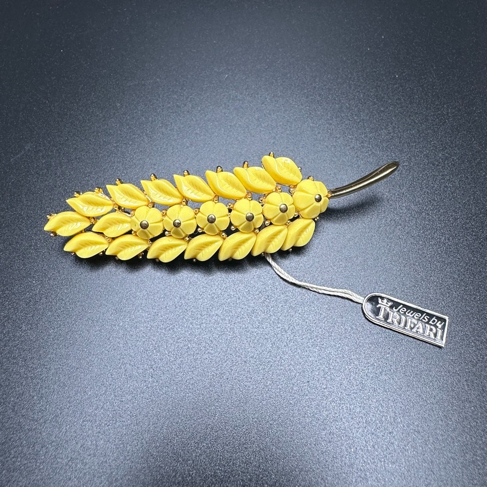 Vintage Golden Leaf Brooch - Picture 2 of 8